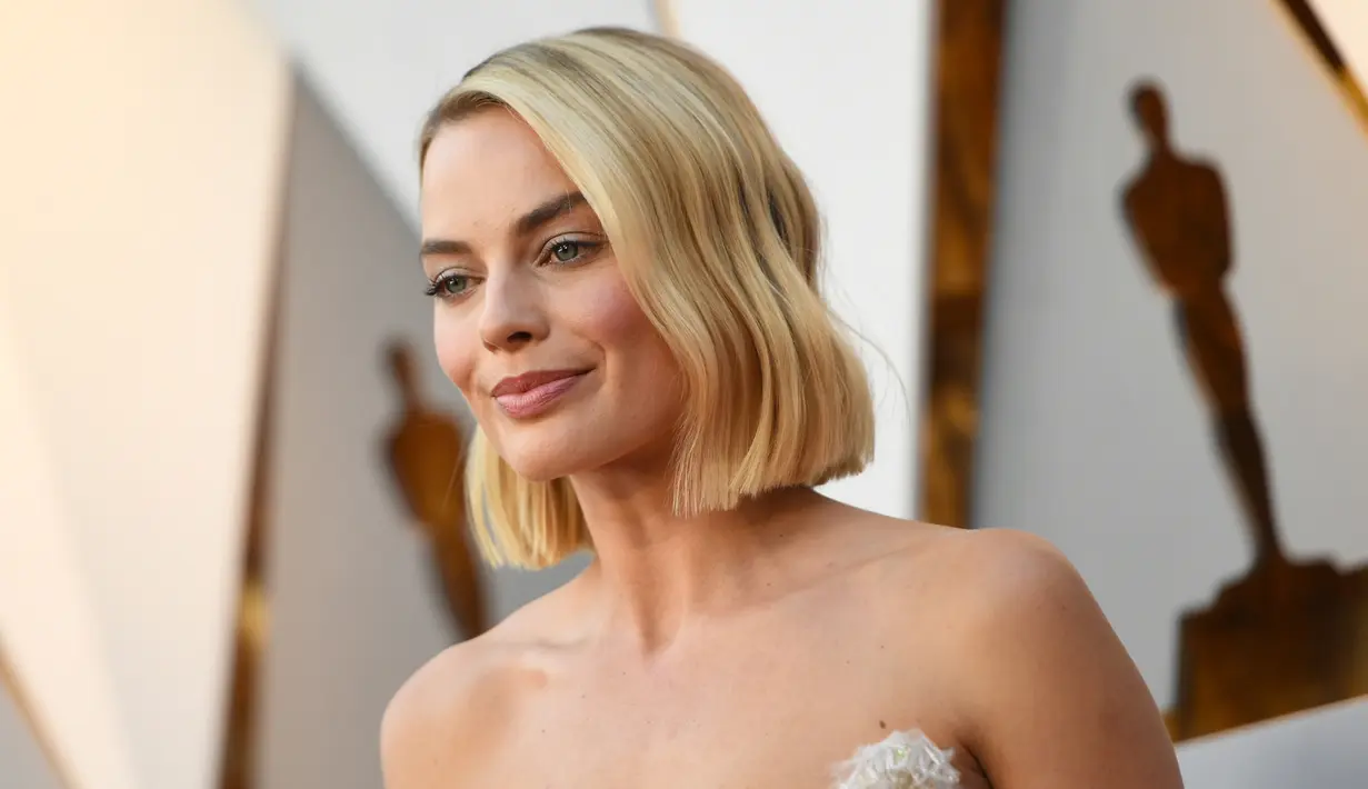Aktris Australia Margot Robbie saat tiba menghadiri Academy Awards ke-90 di Hollywood, California (4/3). Aktris Margot Robbie juga tampil menawan dengan gaun putih. (AFP Photo/Valerie Macon)