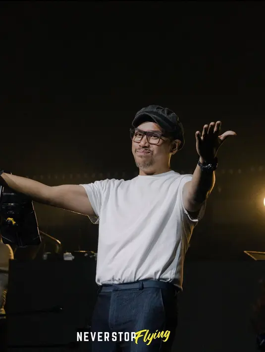 Kacamata juga jadi sahabat eks vokalis Kerispatih, Sammy Simorangkir. Sejak awal jadi vokalis hingga sekarang, ia cukup identik dengan kacamata. [Instagram @sammysimorangkir]