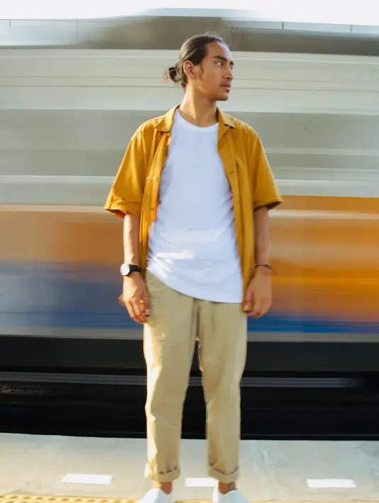 <p>Abidzar mengakui sering memperhatikan cara bicara sang ayah. "Ayah itu bila berbicara dalam khotbah di akhir kalimat intonasinya dibuat tinggi, misalnya seperti ini," kata nominator Pemeran Utama Pria Terpuji Serial Web FFB 2022 ini. [Instagram/abidzar73]</p>