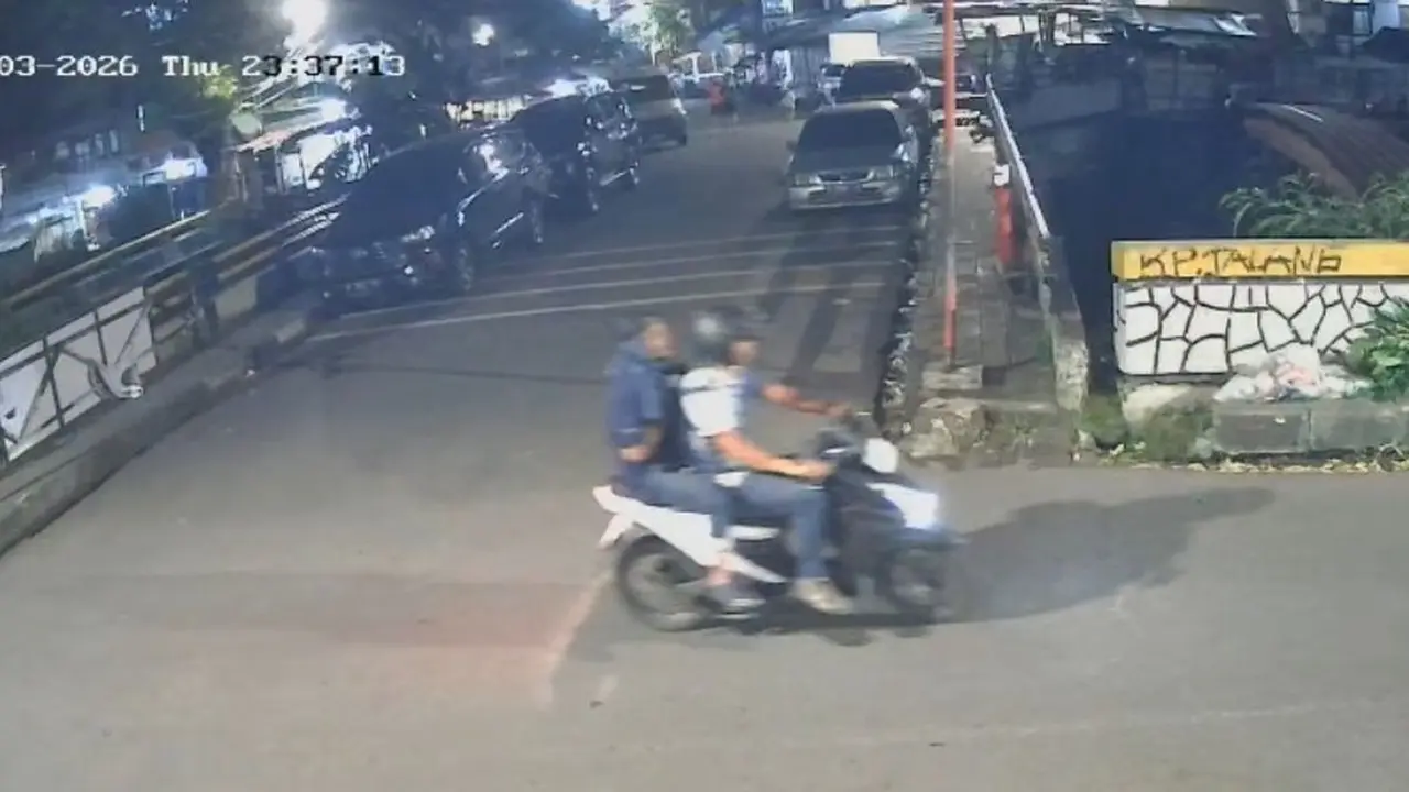 Dua pengendara motor yang diduga menyiram air keras ke Wakil Koordinator Komisi untuk Orang Hilang dan Korban Tindak Kekerasan (KontraS), Andrie Yunus (Istimewa)