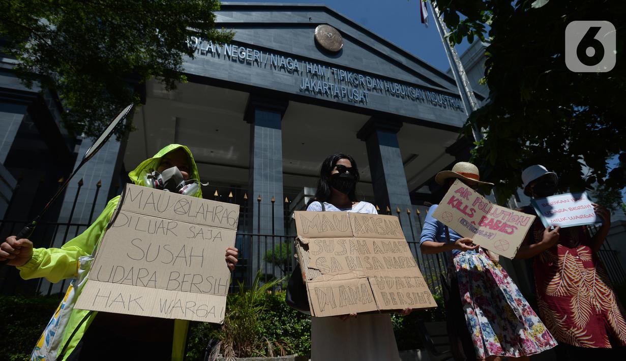 Aktivis yang tergabung dalam Koalisi Ibu Kota melakukan aksi sebelum sidang pembacaan putusan gugatan terkait polusi udara di luar Pengadilan Negeri Jakarta Pusat, Kamis (16/9/2021). Mereka menuntut pemerintah bisa mengendalikan polusi udara Jakarta dan sekitarnya. (merdeka.com/Imam Buhori)