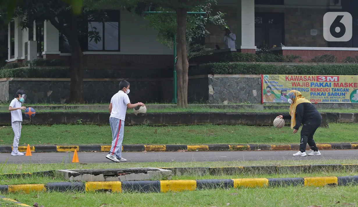 Murid berolahraga saat mengikuti Drive in Learning (DRIL) dengan konsep pembelajaran di ruang terbuka di Jakarta, Senin (5/4/2021). Kegiatan tersebut dilakukan guna menghidupkan semangat belajar siswa dengan tetap mengikuti protokol kesehatan secara ketat. (Liputan6.com/Herman Zakharia)