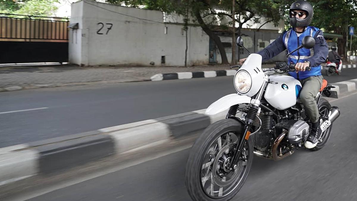 FOTO: Gaya Rio Dewanto Naik Moge, Makin Keren dan Macho - Foto Liputan6.com