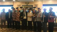 Legenda Persib Bandung, Asep Sumantri meraih gelar Doktor dengan indeks prestasi memuaskan setelah menjalani Sidang Terbuka Promsosi Doktor Program Doktor Ilmu Sosial yang digelar di Kampus Pascasarjana Universitas Pasundan. (Dok Pribadi)