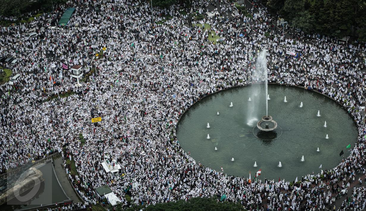 Pantauan udara saat Aksi 31 Maret di Bundaran Patung Kuda, Jakarta, Jumat (31/3). Peserta aksi tidak bisa mendekat ke Istana Kepresidenan karena polisi memasang pagar kawat berduri di Jalan Medan Merdeka Barat. (Liputan6.com/Faizal Fanani)