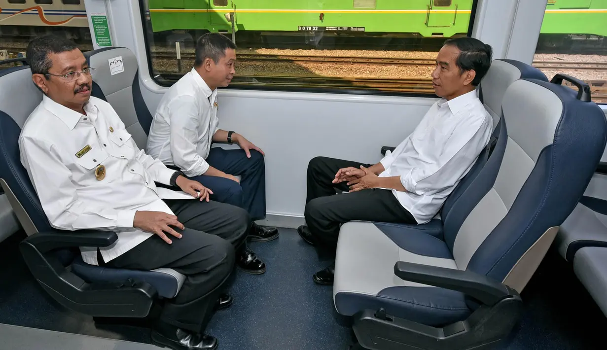 Presiden Joko Widodo berbincang dengan Menhub Ignasius Jonan saat berada di dalam kereta ARS, Medan (3/3). Kereta ARS ini adalah kereta pertama yang mempelopori secara efektif dari pusat kota menuju bandar udaranya secara efektif. (Setpres/Agus Suparto)
