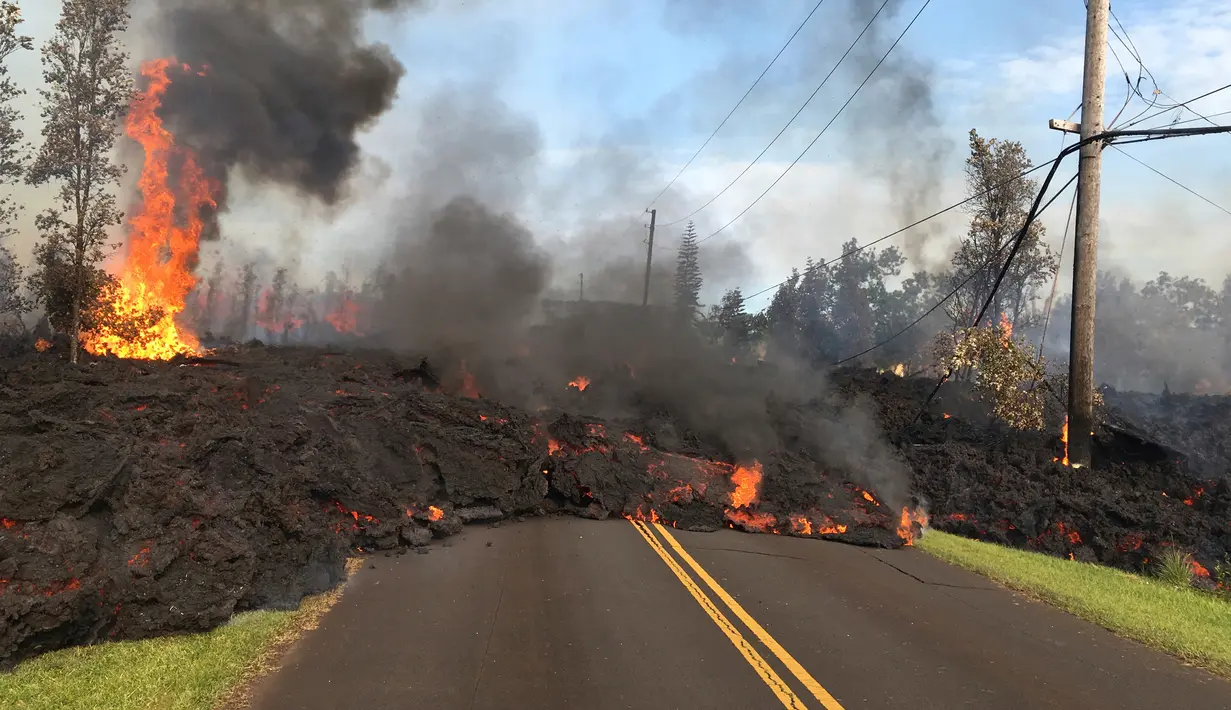 Pemandangan lava pijar erupsi Gunung Kilauea yang menutupi jalan di Pahoa, Hawaii, Amerika Serikat, Sabtu (5/5). Warga menuturkan, suara aliran lava terdengar seperti deru mesin jet. (U.S. Geological Survey via AP)