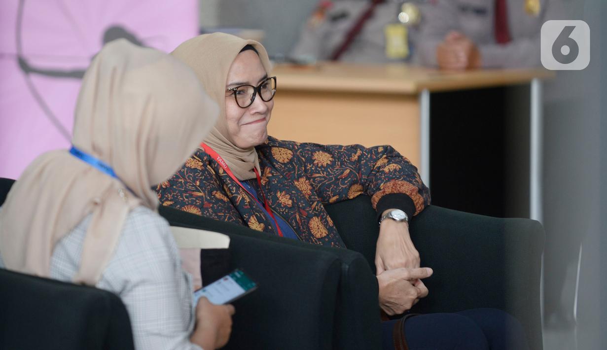 Komisioner KPU Evi Novida Ginting Manik menunggu untuk menjalani pemeriksaan di Gedung KPK, Jakarta, Rabu (26/2/2020). Evi diperiksa sebagai saksi untuk tersangka Saeful Bahri terkait kasus dugaan penerimaan hadiah atau janji penetapan anggota DPR Terpilih 2019-2024. (merdeka.com/Dwi Narwoko)