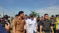 Menteri PU Dody Hanggodo berdama Bupati Indramayu Lucky Hakim saat mengikuti rangkaian panen padi dengan metode IPHA di desa Cikedung Lot Indramayu. Foto (Liputan6.com / Panji Prayitno)