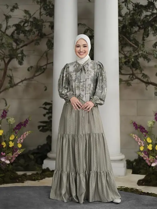 Bisa juga mengenakan baju lebaran model dress ruffle dengan bagian atasan bermotif, semakin menarik dengan kerah pita seperti yang dikenakan Cut Syifa. Cukup padukan dress hijau tersebut dengan kerudung putih. [@cutsyifaa]