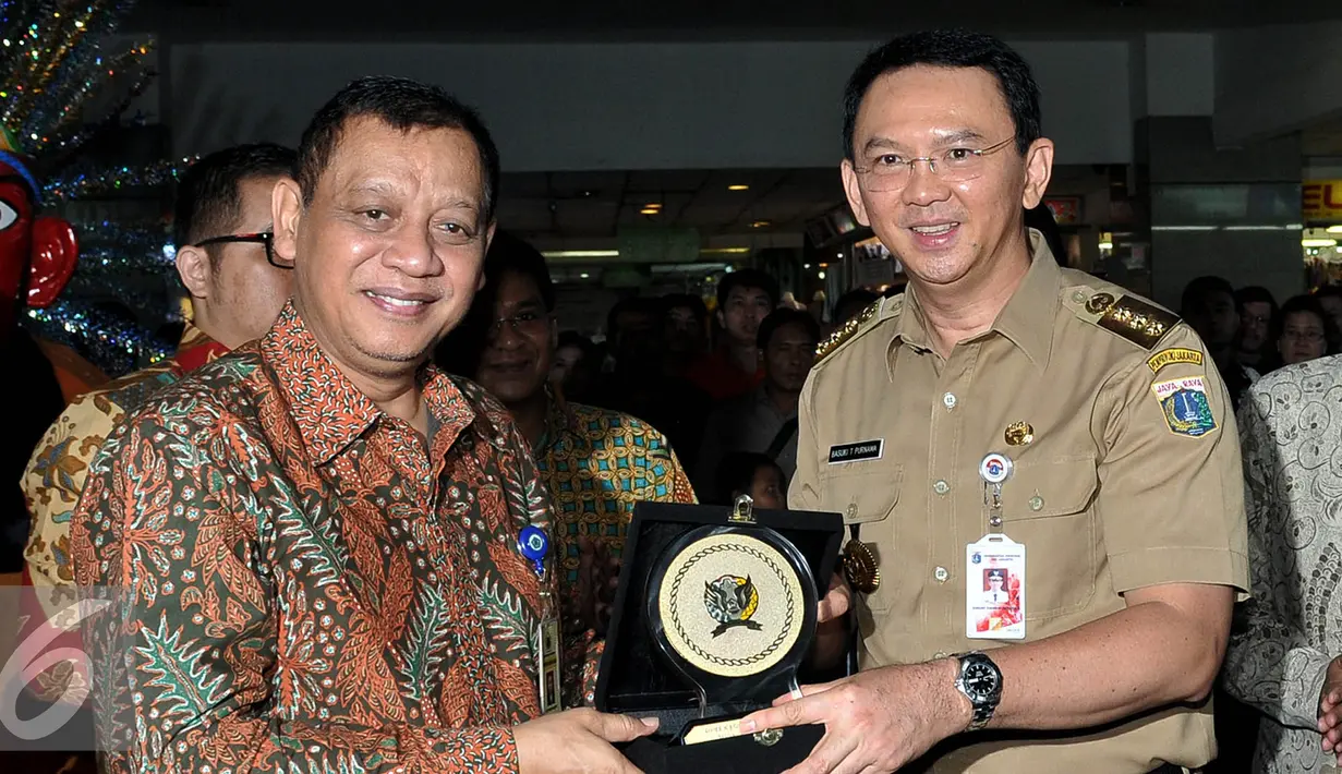 Gubernur DKI Jakarta  Basuki Tjahaja Purnama (Kanan), Direktur Jendral Pajak, Sigit Priadi Pramudito (Kiri) berfoto bersama saat peresmian gerai pelayanan pajak di Pasar Tanah Abang, Jakarta, Selasa (1/9/2015). (Liputan6.com/Johan Tallo)