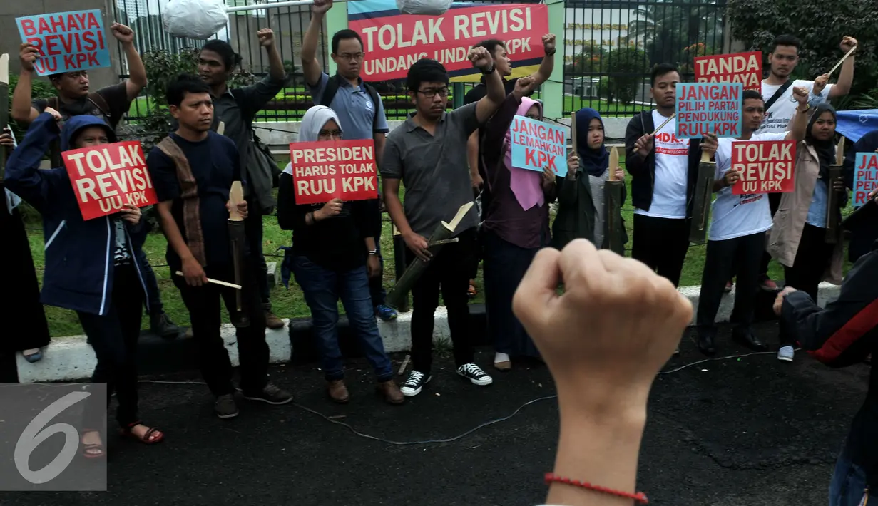Sejumlah Demonstran dari Koalisi Masyarakat Sipil membawa pentungan menggelar Aksi di Depan gedung DPR, Jakarta, Rabu (17/2/2016). Dalam aksinya mereka menuntut  "Tolak Revisi UU KPK". (Liputan6.com/Johan Tallo)