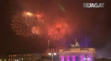 Kembang api yang menyala dengan meriah di atas Gerbang Bredenburg di Berlin telah membawa Jerman menyambut tahun baru 2017. 