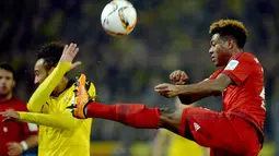 Pemain Munchen, David Alaba (kanan) merebut bola dari pemain Dortmund, Pierre-Emerick Aubameyang pada lanjutan Bundesliga 2015-2016 di Stadion Signal Iduna Park ,Dortmund, Minggu (5/3/2016) dini hari WIB. (EPA/Bernd Thissen)