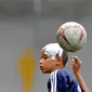 Ilustrasi seorang anak menyundul bola. (AFP PHOTO / Raul Arbeloda)