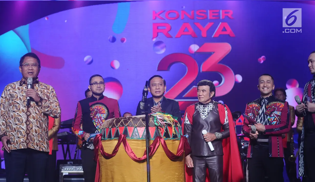 Menkominfo, Rudiantara (kedua kiri) memberi sambutan jelang meresmikan Liga Dangdut Indonesia pada Konser Raya 23 Tahun Indosiar di Jakarta Convention Centre, Kamis (11/1). (Liputan6.com/Helmi Fithriansyah)