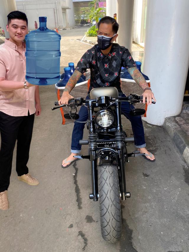 6 Editan Foto Chef Juna saat Naik Motor Gede Ini Bikin Ngakak