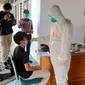 Pihak kepolisian menggelar tes swab antigen kepada massa yang melakukan unjuk rasa menolak perpanjangan PPKM darurat di halaman Gedung Sate, Kota Bandung, Rabu (21/7/2021). (Liputan6.com/Huyogo Simbolon)