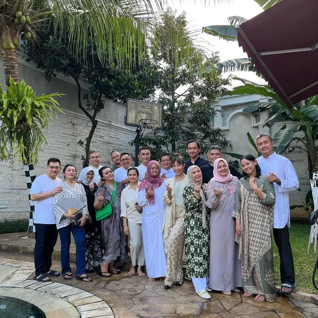 Ayu Dewi bersama keluarga besar (Instagram/mrsayudewi)