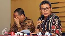 Pimpinan KPK Johan Budi (kanan) saat konferensi pers di Gedung KPK, Jakarta, Rabu (29/7/2015). KPK meningkatkan status Gubernur Sumut, Gatot Pujo Nugroho dan istrinya Evy Susanti sebagai tersangka kasus suap hakim PTUN Medan. (Liputan6.com/Helmi Afandi)