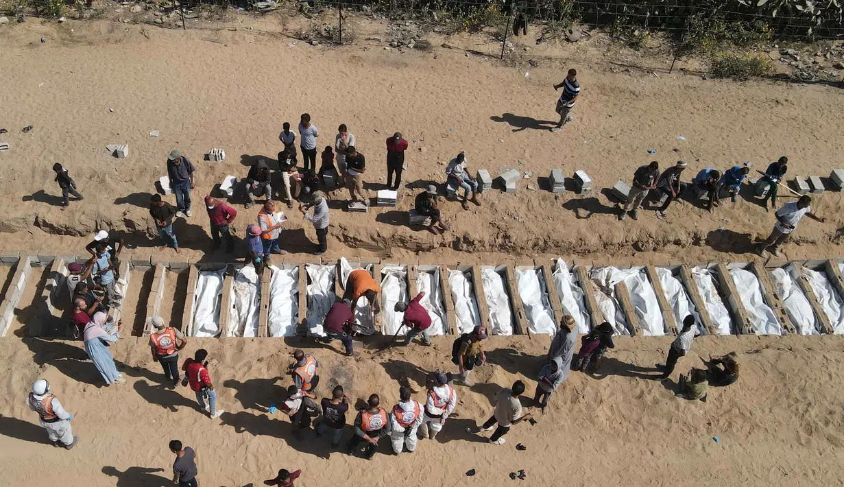Untuk diketahui, menurut lembaga the Palestinian National Campaign to Retrieve Martyrs’ Bodies, sebelum gencatan senjata, Israel menahan 735 jenazah warga Palestina. (Foto oleh AFP)