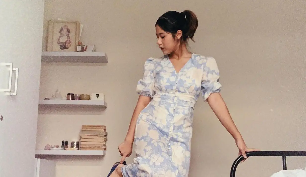 <p>Untuk busana sehari-hari, dress vintage motif bunga ini menarik untuk ditiru. Dipadu dengan flat shoes akan memberi kesan manis dan feminine. [Instagram/cakecaine]</p>