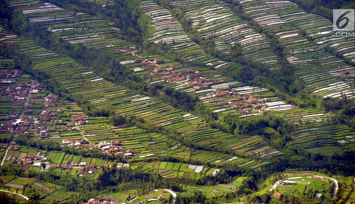 <p>Permukiman di bawah lereng Gunung Merapi yang diambil dari atas Gunung Merbabu di Selo, Boyolali, Jawa Tengah, Sabtu (2/2/2019). (Merdeka/Arie Basuki)</p>