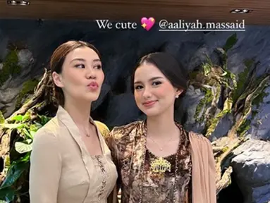 Aaliyah Massaid dan Sarah Menzel anggun berkebaya. Meski sama-sama pakai kebaya kutubaru, namun motif kebaya keduanya berbeda. Busana Aaliyah dirancang oleh desainer Anjiasmara, sementara Sarah Menzel dirancang oleh Dea Febrinda yang serasi dengan keluarga Azriel. Selendang di bahu sebelah kiri mendukung penampilan Aaliyah dan Sarah makin anggun. (Liputan6.com/IG/@ssarah_menzel)