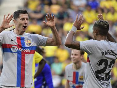 Barcelona berhasil menang 4-0 atas Cadiz pada laga pekan ke-5 La Liga Spanyol 2022/2023 yang berlangsung di Estadio Nuevo Mirandilla, Sabtu (10/9/2022) malam. Robert Lewandowski tampili impresif bersama Barcelona malam itu dengan mencetak satu gol dan dua assist. (AFP/Cristina Quicler)