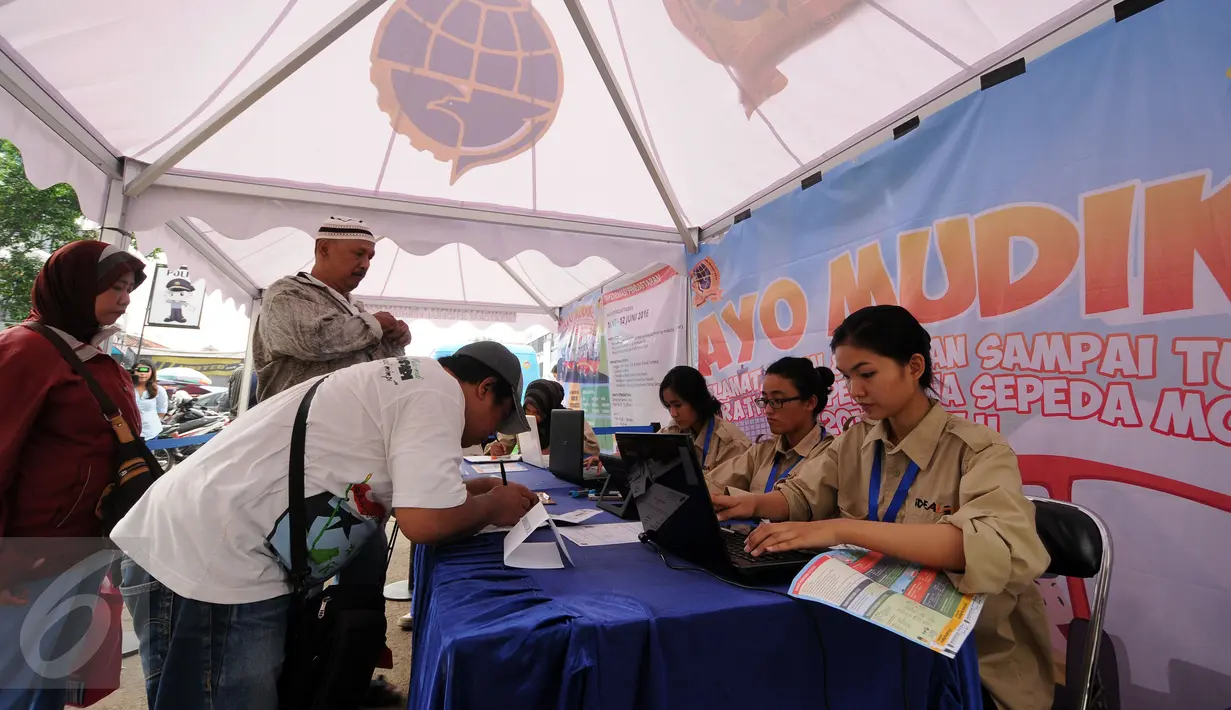 Warga antri mendaftar program Ayo Mudik di Posko Kemenhub di kawasan Pasar Kebayoran Lama, Jakarta, Selasa (17/5/2016). Guna mengurangi angka pemudik bermotor, Kemenhub kembali menggelar mudik gratis ke beberapa kota. (Liputan6.com/Helmi Fithriansyah)