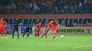<p>Pemain Persija Jakarta, Marko Simic mencetak gol kedua timnya ke gawang Bhayangkara FC melalui eksekusi penalti pada laga pekan ketiga BRI Liga 1 2023/2024 di Stadion Patriot Candrabhaga, Bekasi, Minggu (16/7/2023).&nbsp;(Bola.com/M Iqbal Ichsan)</p>