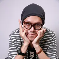 Musisi Rhesa dari duo Endah N Rhesa ikut serta dalam partisipasinya di kegiatan sosial bernama Shave For Hope: Botakin Selebriti untuk penderita kanker. (Deki Prayoga/Bintang.com)