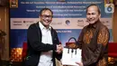 Ketua Umum Asosiasi Internet of Things Indonesia (ASIOTI), Teguh Prasetya (kiri) memberikan produk UMKM kepada Direktur Standardisasi Perangkat Pos dan Informatika, Direktorat Jenderal Sumber Daya dan Perangkat Pos dan Informatika (SDPPI), Kementerian Kominfo Mulyadi (kanan) pada Seminar Solusi Internet of Things untuk Usaha Mikro, Kecil, dan Menengah (UMKM) di Yogyakarta, Rabu (08/06/2021). (Liputan6.com/HO/Alwi)