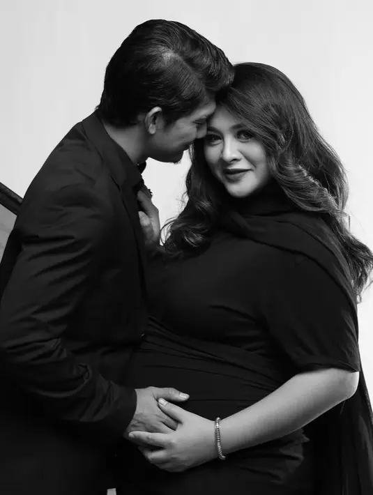 Audy Item kerap mendapat komentar pedas perihal bentuk badannya. Walupun badannya tidak langsing, akan tetapi ia tetap terlihat cantik memesona. (Foto: instagram.com/audyitem)