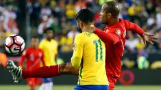  Bek Peru, Alberto Rodriguez (kanan) berusaha membuang bola dari kejaran penyerang Brasil, Gabriel pada pertandingan Copa America 2016  di Stadion Gillette, AS, (13/6). Peru mengalahkan Brasil dengan skor 1-0. (Winslow Townson-USA TODAY Sports)