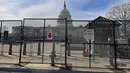Gedung Capitol AS terlihat di belakang pagar keamanan di Capitol Hill di Washington, Minggu (5/2/2023). Pejabat intelijen di departemen kepolisian memperingatkan dalam email yang diedarkan ke kepolisian bahwa tingkat ancaman tetap tinggi menjelang pidato tahunan Presiden Joe Biden yang ditetapkan pada Selasa (7/3) malam waktu AS. (AP Photo/Anna Johnson)