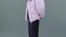 Song Kang terlihat ganteng pakai puffer jacket berwarna ungu muda yang dipadukannya dengan celana panjang hitam dan sneakers yang juga bernuansa hitam. [Foto: Instagram/songkang_b]