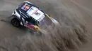 Pembalap Prancis, Sebastien Loeb dan asisten pengemudi Daniel Elena Monaco menembus gundukan gurun pasir dalam Reli Dakar 2018 di sekitar Kota Pisco, Peru, (7/1).