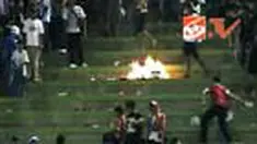 Suporter Aremania mengamuk saat tim kesayangan kalah dari Sriwijaya FC 1-2 di Stadion Manahan, Solo, Jateng. Mereka melempari botol mineral ke arah wasit Jimmy Napitupulu. 