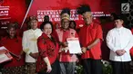 Ketua Umum DPP PDIP, Megawati Sukarnoputri (ketiga kiri) menyerahkan surat rekomendasi kepada pasangan Cagub dan Cawagub Papua di Jakarta, Kamis (4/1). PDIP secara resmi mengumumkan empat pasang cagub dan cawagub. (Liputan6.com/Helmi Fithriansyah)