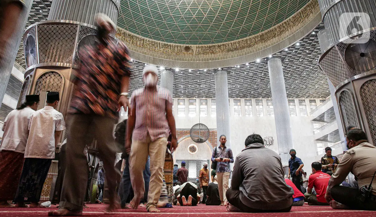 Umat muslim melaksanakan ibadah Sholat Jumat di Masjid Istiqlal, Jakarta, Jumat (8/4/2022). Masjid Istiqlal kembali menggelar Sholat Jumat berjemaah pada minggu pertama Ramadhan dengan meniadakan aturan jaga jarak saat sholat, namun jemaah wajib menggunakan masker. (Liputan6.com/Faizal Fanani)