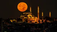 Ilustrasi bulan purnama, masjid, Islami. (Photo by Yasir G&uuml;rb&uuml;z from Pexels)