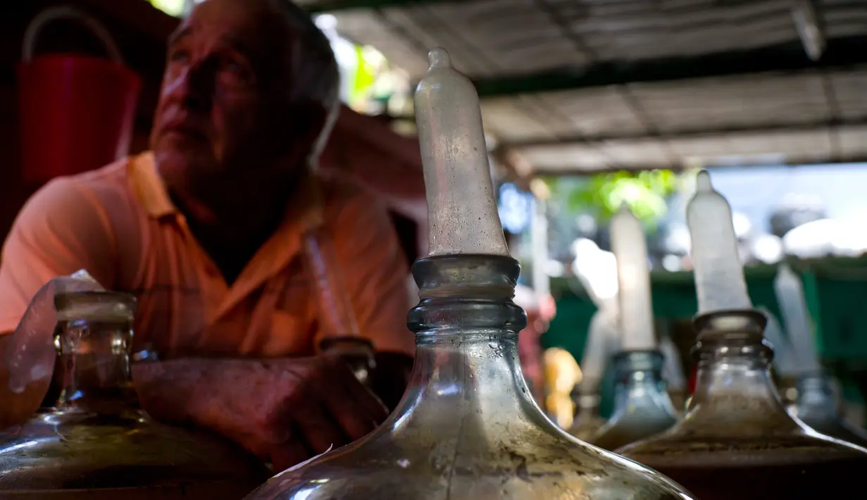 Kendi-kendi berisi racikan wine buatan Orestes Estevez Havana, Kuba, Kamis (30/3). Anggur buatan Orestes telah menjadi minuman tradisional warga El Cerro. (AP Photo)
