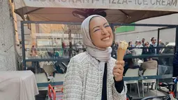 Host yang sering muncul di televisi ini terlihat sumringah saat mencoba kuliner es krim saat berlibur di Italia. Milan terasa sangat menyenangkan bagi Bella Attamimi. Tak heran, senyum lebarnya terlihat saat menikmati enaknya rasa es krim yang dibelinya di toko pinggir jalan Milan. (Liputan6.com/IG/@bellattamimi)