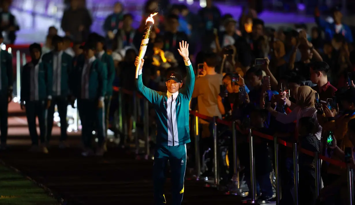 Ada 20 cabang olahraga yang dipertandingkan pada gelaran Pekan Paralimpiade Nasional XVII di Solo, Jawa Tengah. Tampak, Atlet Para Badminton, Ukun Rukaendi membawa obor dalam Upacara Pembukaan Pekan Paralimpiade Nasional di Stadion Manahan, Solo, Minggu (6/10/2024). (PB PEPARNAS/Dwi Prasetya)