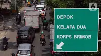Antrean kendaraan yang akan masuk atau melintas Kota Depok terjadi di Jalan Raya Lenteng Agung, Jakarta, Senin (5/7/2021). Untuk menekan penyebaran virus COVID-19 dan diberlakukannya PPKM Darurat Jawa-Bali, petugas melakukan penyekatan di wilayah Jadetabek. (Liputan6.com/Helmi Fithriansyah)