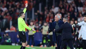 Pelatih Benfica, Jose Mourinho, diusir keluar lapangan pada menit-menit akhir pertandingan Liga Champions Benfica melawan mantan klubnya, Real Madrid, setelah melancarkan amarah di area pinggir lapangan. (AFP/Patricia De Melo Moreira)