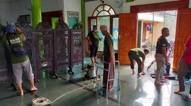 Komunitas Gerakan Resik Masjid membersihkan masjid Agung Sunan Ampel Surabaya. (Dian Kurniawan/Liputan6.com)