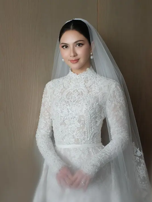 Jessica Mila tampil dengan riasan natural glam saat pemberkatan nikah dengan Yakub Hasibuan[Foto: Instagram @cherryjks]