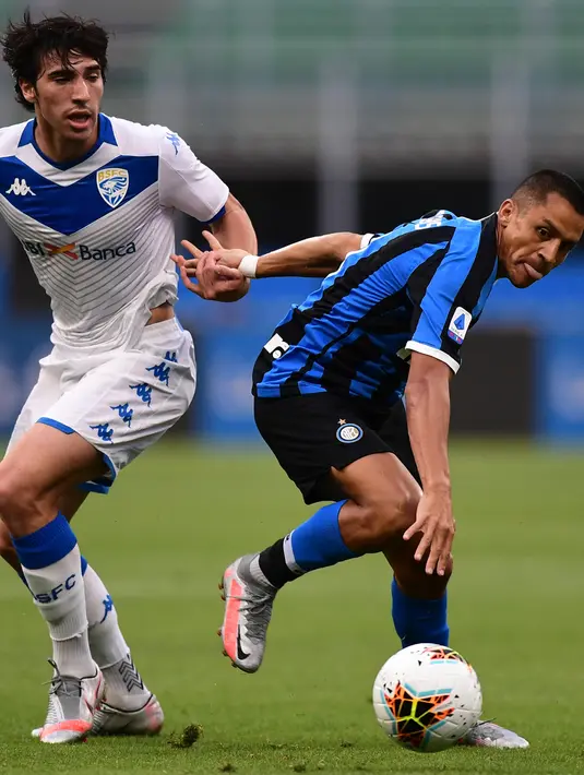 Gelandang Brescia, Sandro Tonali (kiri) berusaha merebut bola dari penyerang Inter Milan, Alexis Sanchez pada pertandingan Serie A Italia di stadion Giuseppe-Meazza San Siro di Milan pada 1 Juli 2020. (AFP/Miguel Medina)